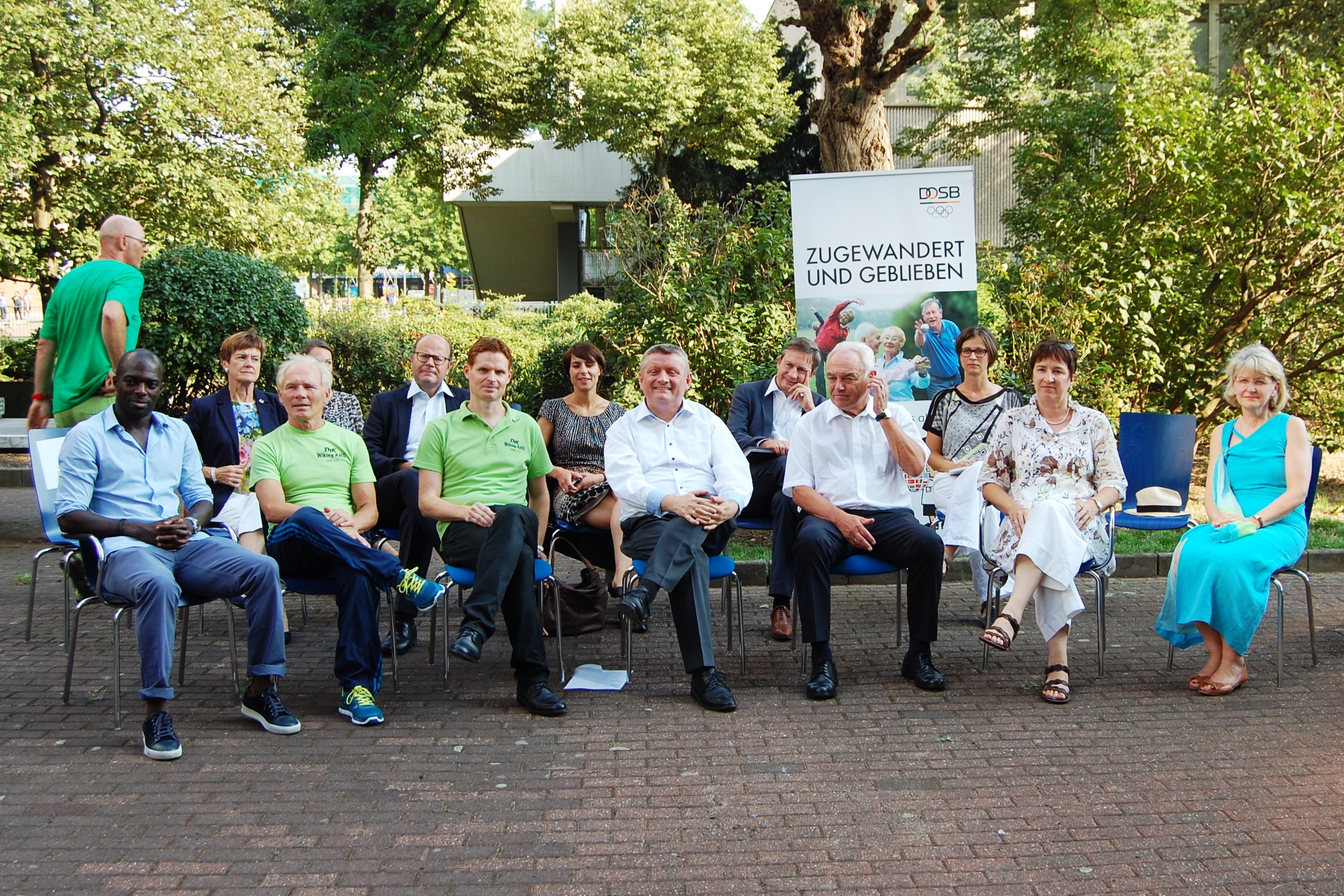 Hans Sarpei (ehemaliger Profifußballer), Henryk Stempin (Übungsleiter), Lars Görgens (Erster Vorsitzender DJK Wiking), Hermann Gröhe (Bundesgesundheitsminister), Walter Schneeloch (DOSB-Vizepräsident Breitensport und Sportentwicklung), Dr. Karin Fehr