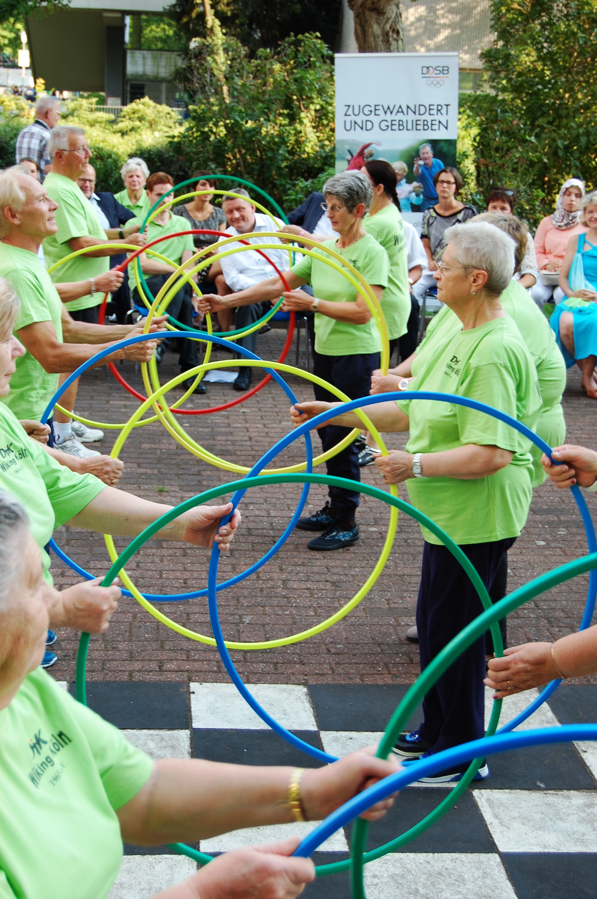 Die Kursgruppe besteht aus 14 Frauen und einem Mann, im Alter von 61 bis 86 Jahren. Hier zeigen sie eine Übung aus ihrem Kursprogramm.