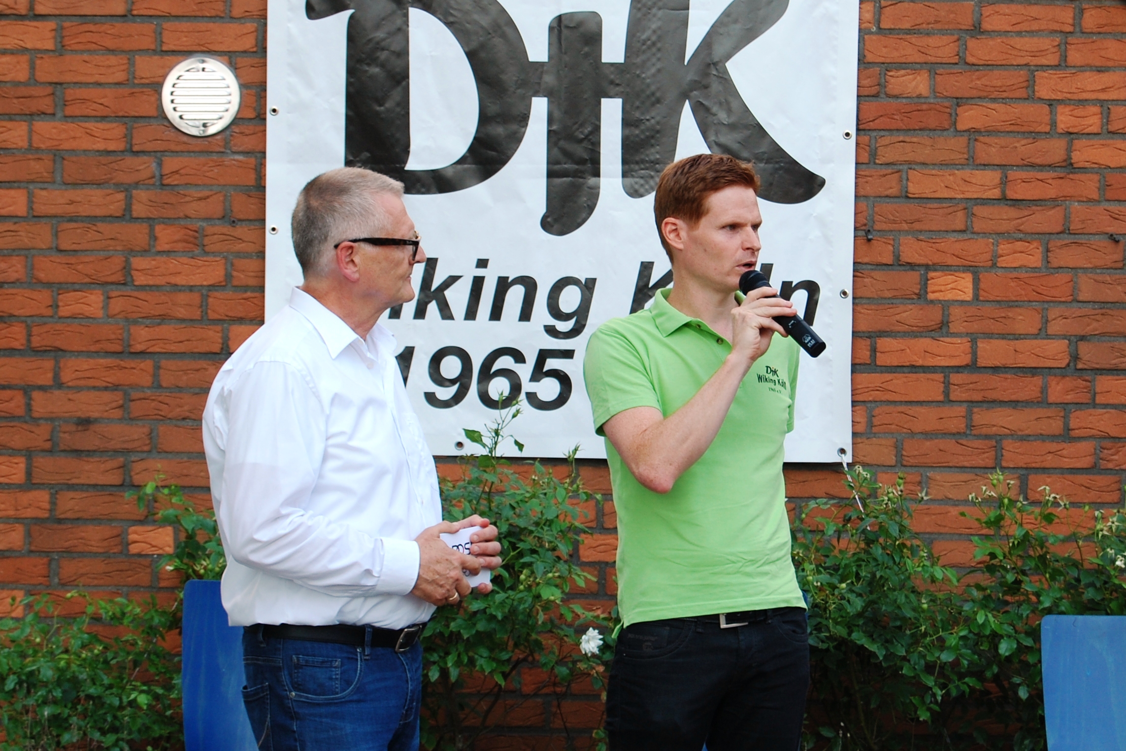 Moderator Jörg Stratmann im Gespräch mit Lars Görgens, dem „Kümmerer“ im "ZuG"-Projekt und gleichzeitig 1. Vorsitzender des DJK Wiking (v.l.n.r.).