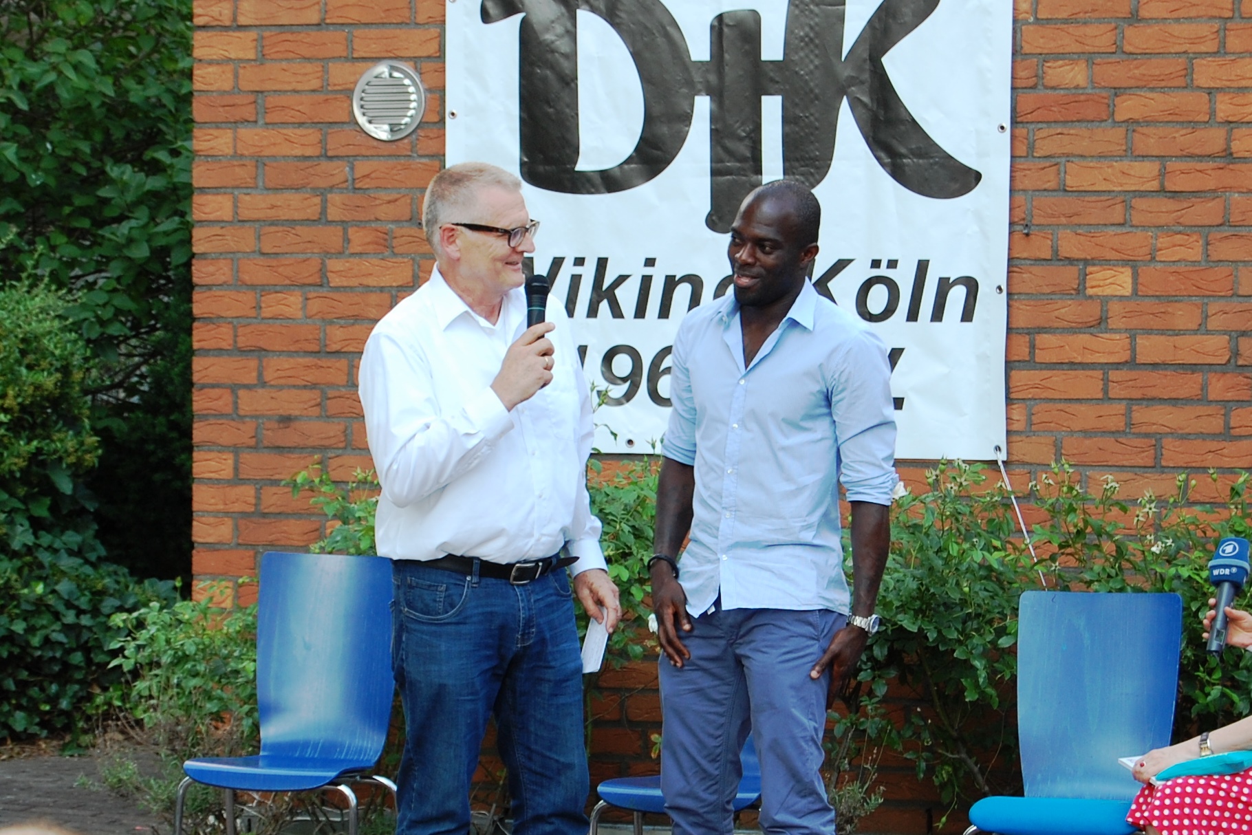 Hans Sarpei, früherer Fußballprofi, heute Star der (sozialen) Medien, im Gespräch mit Moderator Jörg Stratmann. (Fotos: DOSB)