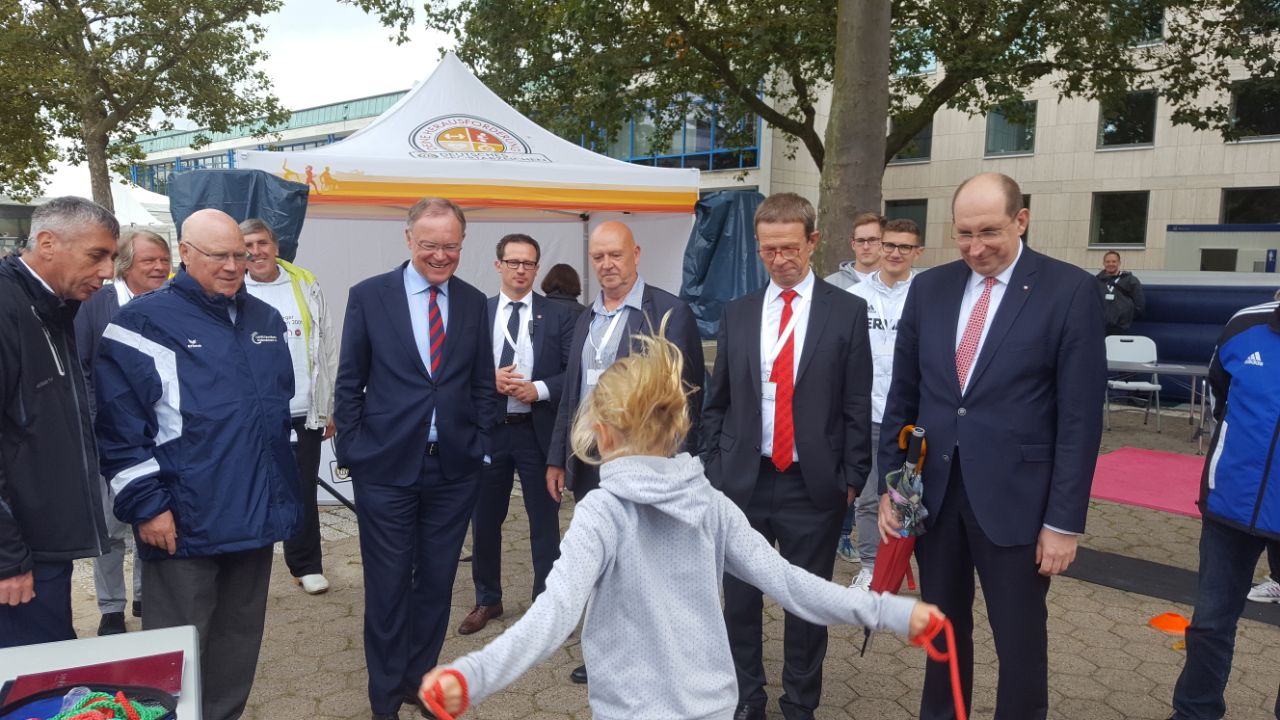 Am 2. September stattete Ministerpräsident Stephan Weil der Sportabzeichen-Schnupperstation einen Besuch ab (Foto: DSM)