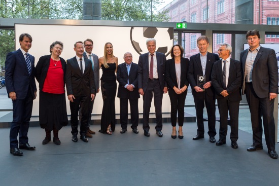 Horst Kriete (3.v.r.) im Kreise der nominierten Preisträger und Laudatoren (Foto: Deutscher Fußballbotschafter). Horst Kriete (3.v.r.) im Kreise der nominierten Preisträger und Laudatoren (Foto: Deutscher Fußballbotschafter).