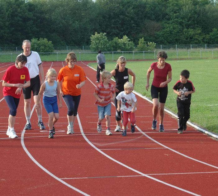 Eine Familie beim Start zur Langstrecken-Lauf-Disziplin Eine Familie beim Start zur Langstrecken-Lauf-Disziplin