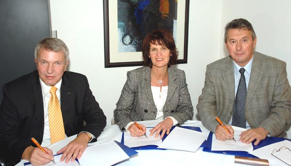 Gemeinsam für das Schulsportabzeichen: (v.l.) Friedhelm Ochs(Barmer), Vera Reiß (Bildungs-Staatssekretärin), Günter Berg (LSB) (Foto: Seydel) Gemeinsam für das Schulsportabzeichen: (v.l.) Friedhelm Ochs(Barmer), Vera Reiß (Bildungs-Staatssekretärin), Günter Berg (LSB) (Foto: Seydel)