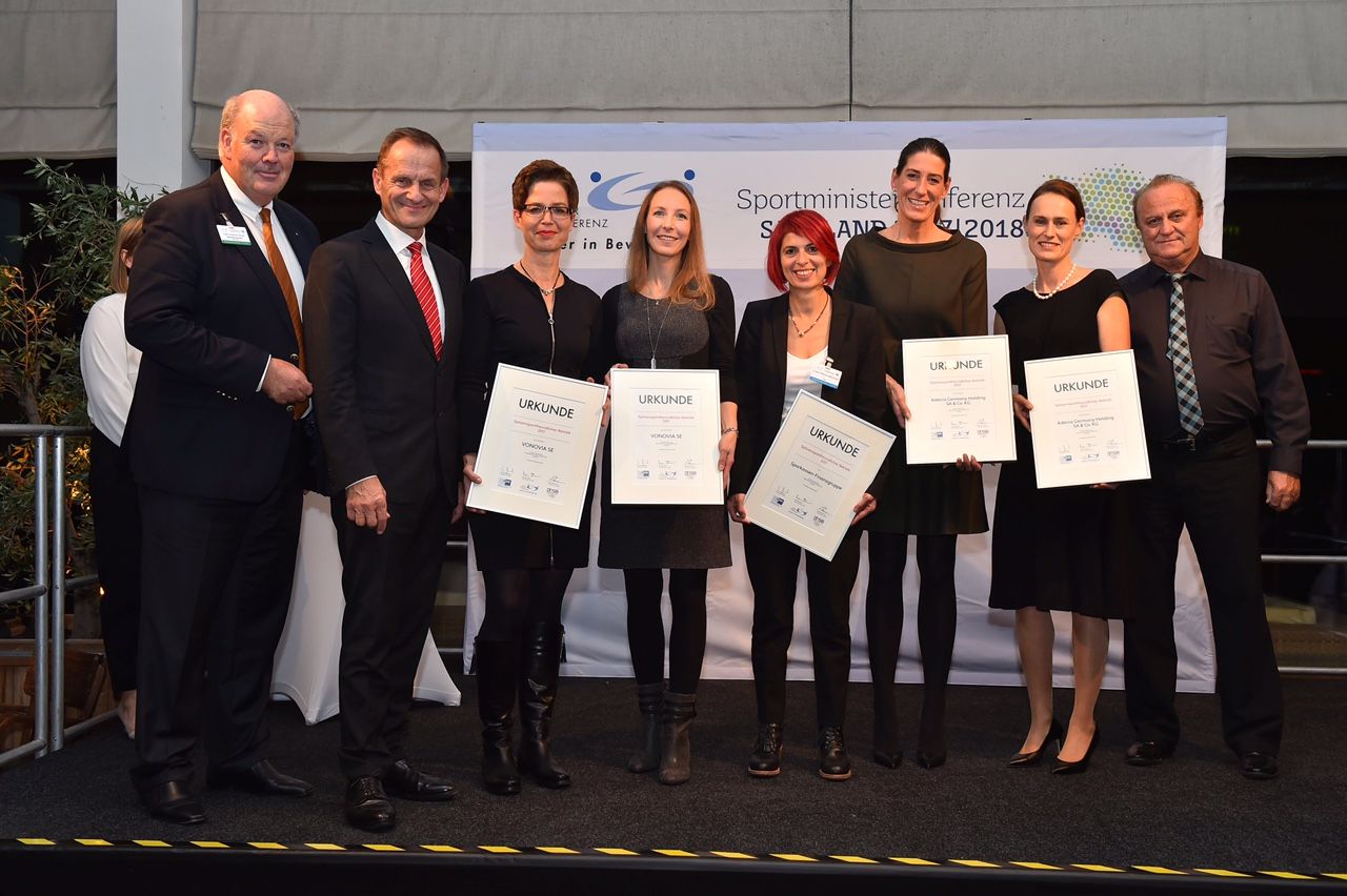 Im Rahmen der SMK wurden die Spitzensportfreundlichen Betriebe ausgezeichnet. Von links: Hans-Joachim Grote (Sportminister Schleswig-Holstein), DOSB-Präsident Alfons Hörmann, Sabine Thiede, Janine Jankoviak (beide Vonovia), Cornelia Hoffmann-Bethscheide Im Rahmen der SMK wurden die Spitzensportfreundlichen Betriebe ausgezeichnet. Von links: Hans-Joachim Grote (Sportminister Schleswig-Holstein), DOSB-Präsident Alfons Hörmann, Sabine Thiede, Janine Jankoviak (beide Vonovia), Cornelia Hoffmann-Bethscheide