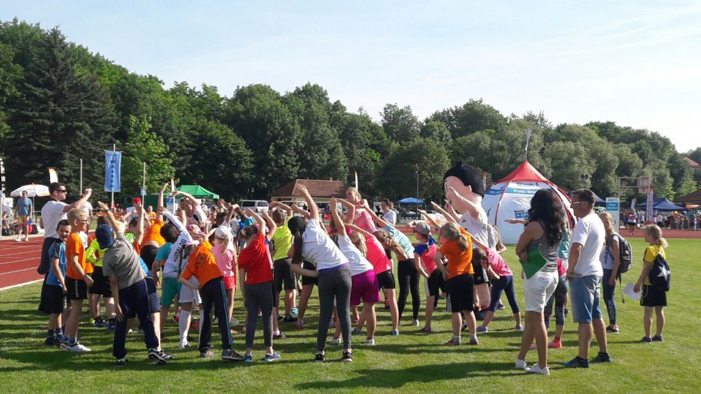 Das gemeinsame Warm-Up setzte den Startschuss für die Sportabzeichen-Tour in Apolda. (Foto: DSM) Das gemeinsame Warm-Up setzte den Startschuss für die Sportabzeichen-Tour in Apolda. (Foto: DSM)
