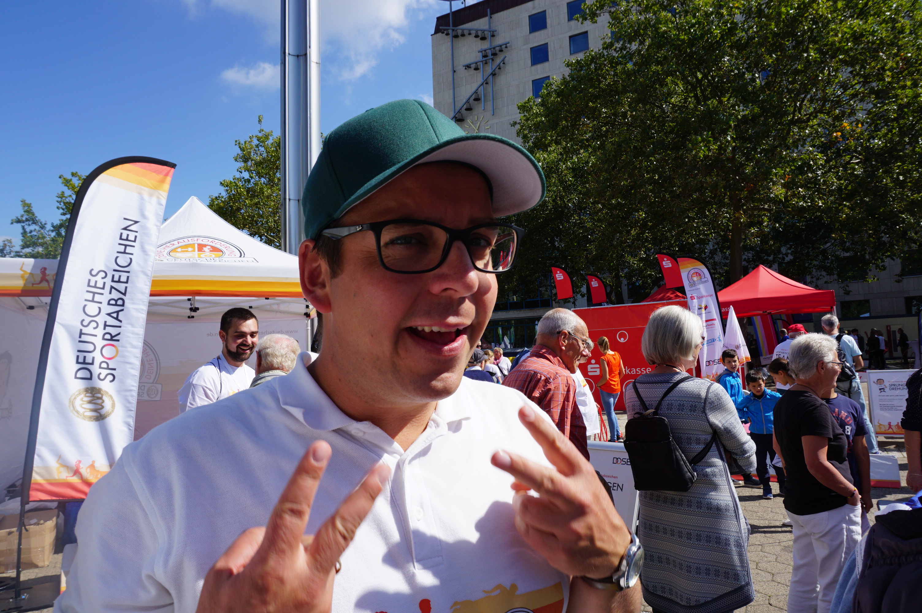 Disziplin Standweitsprung geschafft! DOSB-Moderator Dennie Klose auf Sportabzeichen-Kurs. (Foto DSM)