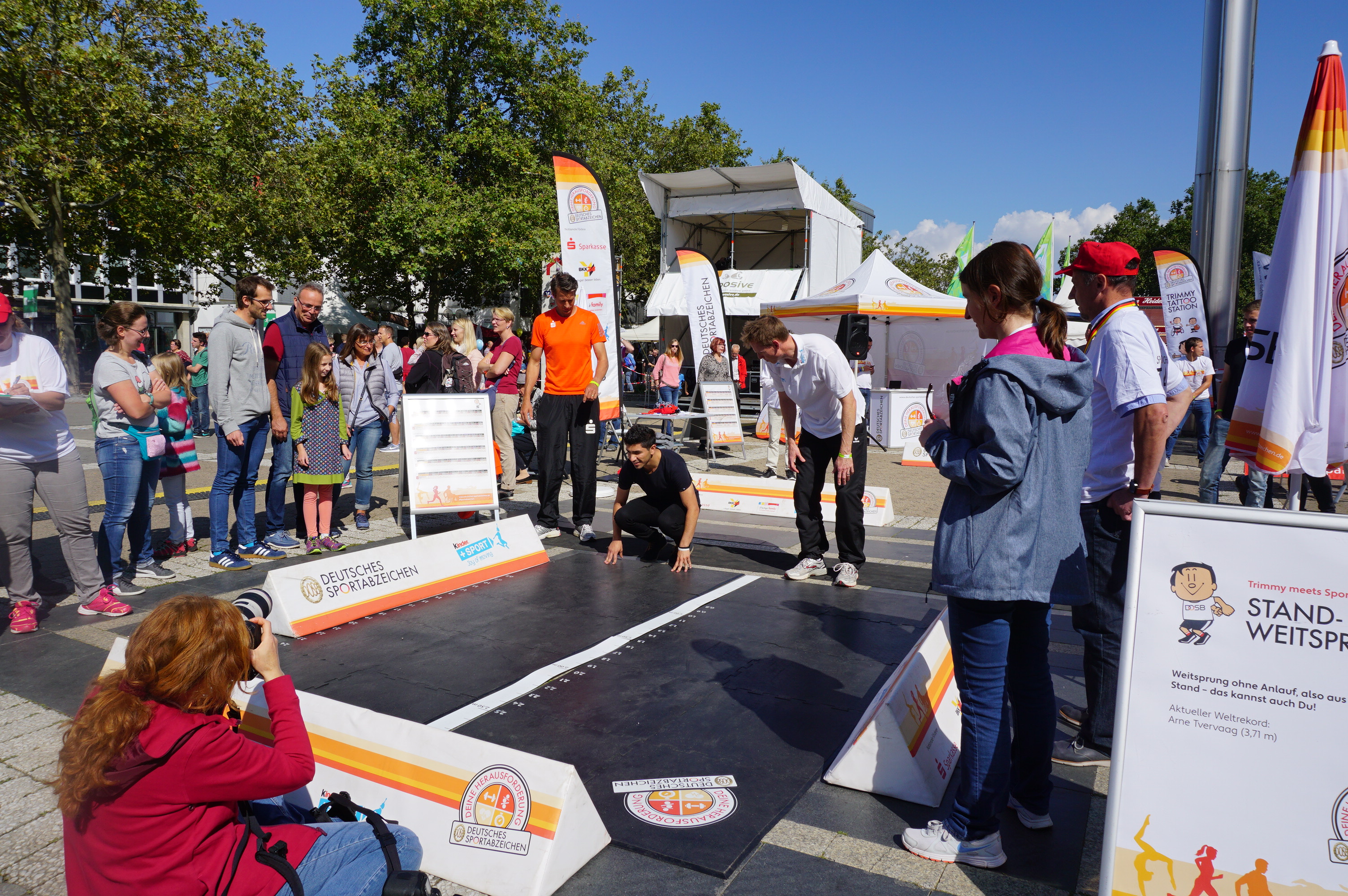 "Challenge the Champions": Standweitsprung war eine Disziplin, bei der die Breitensportler gegen die Sportbotschafter antreten konnten. (Foto: DSM)