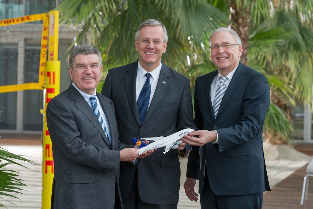 DOSB-Präsident Thomas Bach, Dr. Christoph Franz, Vorstandsvorsitzender der Lufthansa, und DOSB-Generaldirektor Michael Vesper (v.l.) verlängerten den Vertrag zwischen DOSB und der Lufthansa, die für weitere vier Jahre Co Partner der Deutschen Olympiama DOSB-Präsident Thomas Bach, Dr. Christoph Franz, Vorstandsvorsitzender der Lufthansa, und DOSB-Generaldirektor Michael Vesper (v.l.) verlängerten den Vertrag zwischen DOSB und der Lufthansa, die für weitere vier Jahre Co Partner der Deutschen Olympiama