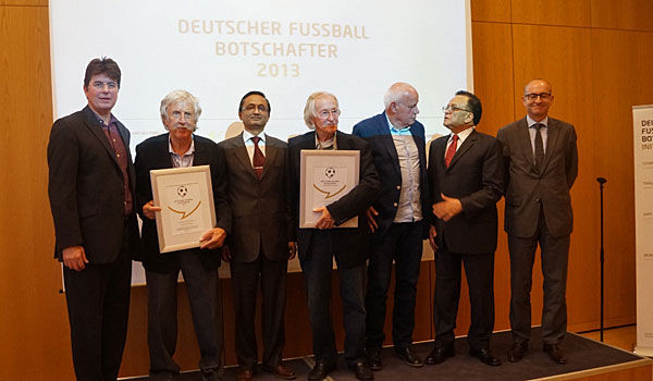 Von links: Initiator Roland Bischof, Holger Obermann, Prakash Mani Paudel (Geschäftsträger der nepalesischen Botschaft), Rudi Gutendorf, Otto Pfister, S. E. Dr. Hanafi Baha'aldin (Botschafter Sudan), Mario Sauder (Auswärtiges Amt) ©AA Von links: Initiator Roland Bischof, Holger Obermann, Prakash Mani Paudel (Geschäftsträger der nepalesischen Botschaft), Rudi Gutendorf, Otto Pfister, S. E. Dr. Hanafi Baha'aldin (Botschafter Sudan), Mario Sauder (Auswärtiges Amt) ©AA
