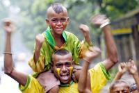 Foto: Brasilienfans  in Kalkutta. Copyright dpa/picture-alliance