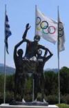 Skulptur vor der Internationalen Olympischen Akademie in Olympia/Griechenland